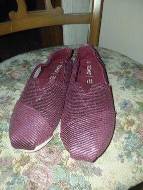 TOMS Alpargatas feature a shimmering cabernet glitter rib knit texture